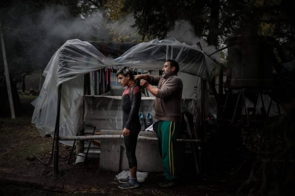 Le construyeron una pileta de chapa a su hijo sordo para que llegue a las olimpíadas