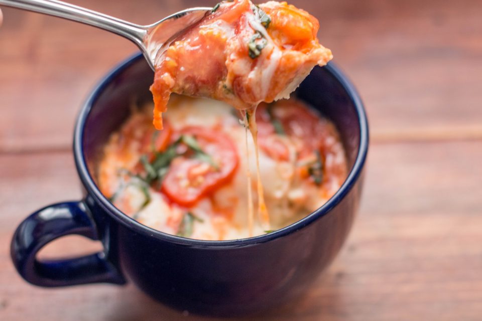 Pizza en taza: el clásico de siempre con una receta (increíblemente) fácil