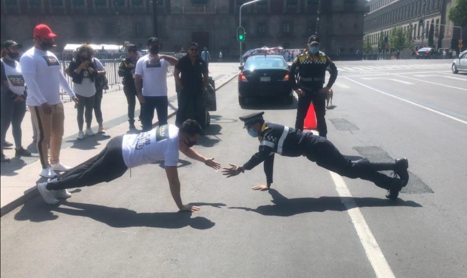 Un hombre desafió a un policía discapacitado a un concurso de flexiones y el uniformado dio cátedra