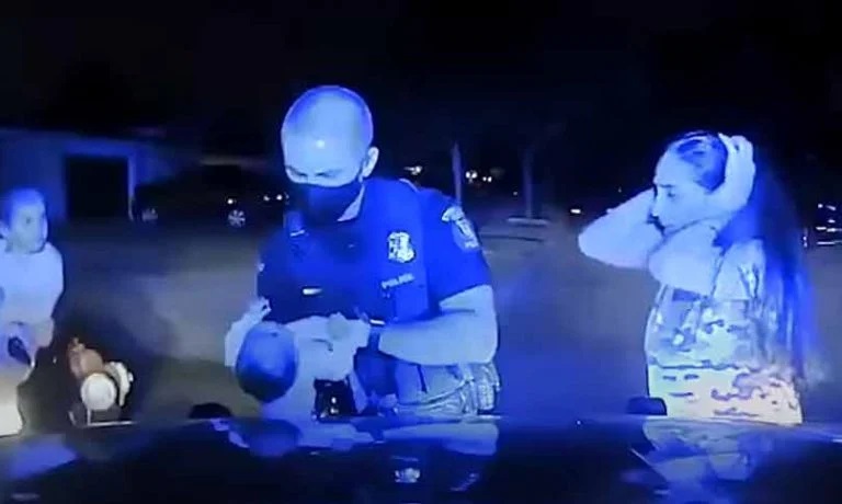 Video: el desesperante momento en que un policía salvó de ahogarse a un beba