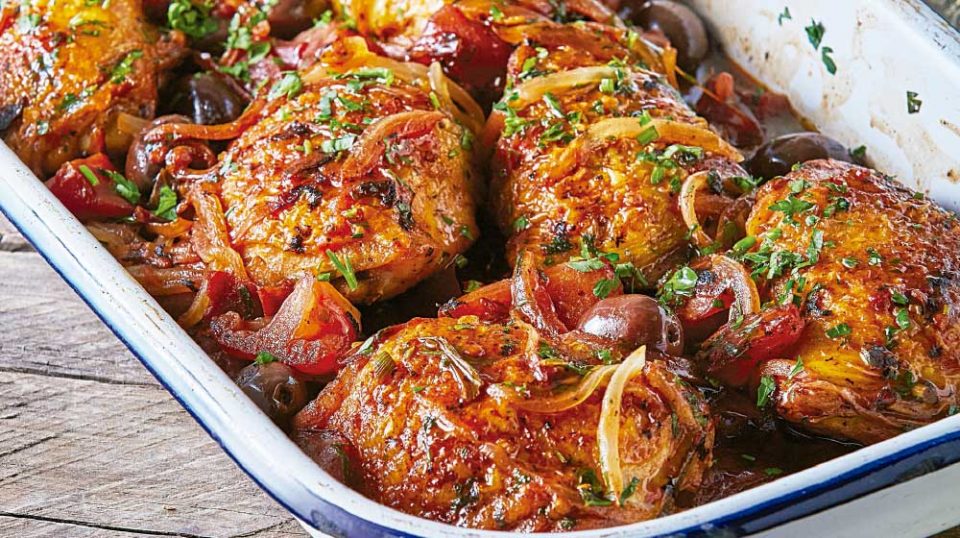 Pollo a la portuguesa: una receta sabrosa (y rendidora) que siempre está de moda
