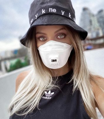 El outfit hogareño (bata blanca y toallón en el cabello) de Romina Malaspina tras una “ducha reactivadora”