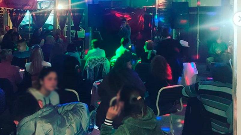 Cuarentena: hicieron un show en vivo, sin barbijos ni distanciamiento