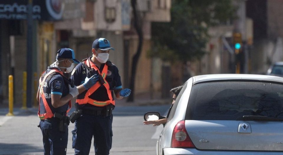 Controles en Córdoba: cómo usar el barbijo en el auto para evitar multas