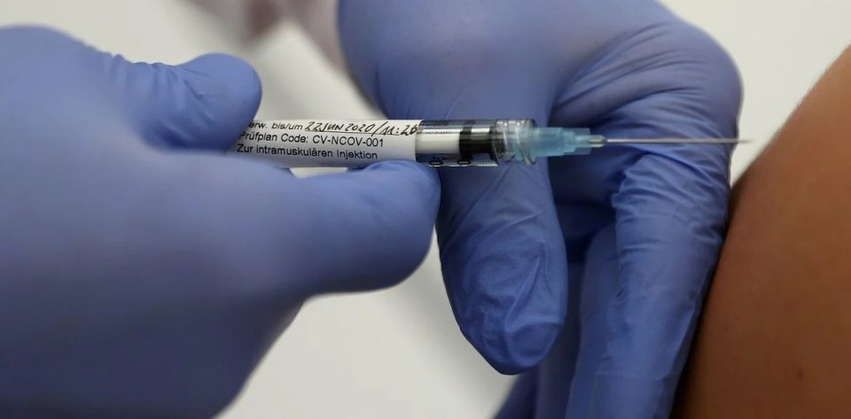 Coronavirus: los laboratorios más importantes del mundo confirmaron que no venderán vacunas a precio de costo