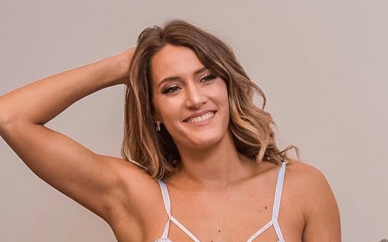“Quieren saber mis secretos?”: la postal de Mica Viciconte en topless desde la cama