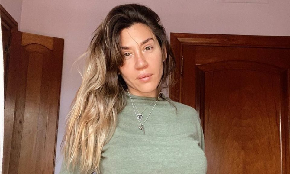 Jimena Barón reapareció en las redes con una foto desde la cama y en top