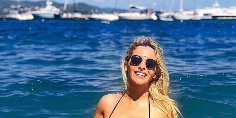 Alejandra Maglietti, de espaldas y en traje de baño al estilo “Baywatch”: “¿Cómo están?”