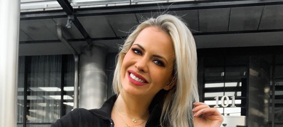 Alejandra Maglietti lució un conjunto total black con pronunciado escote