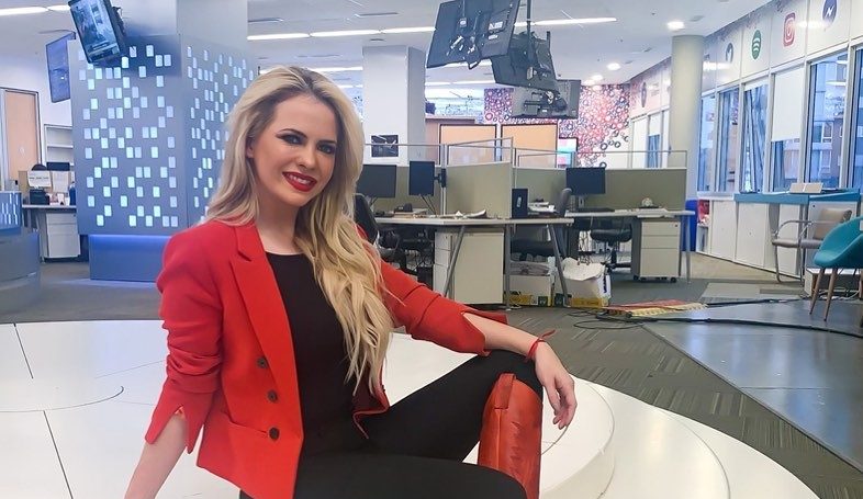 Con un pañuelo muy colorido, Alejandra Maglietti le puso onda a la mitad de semana
