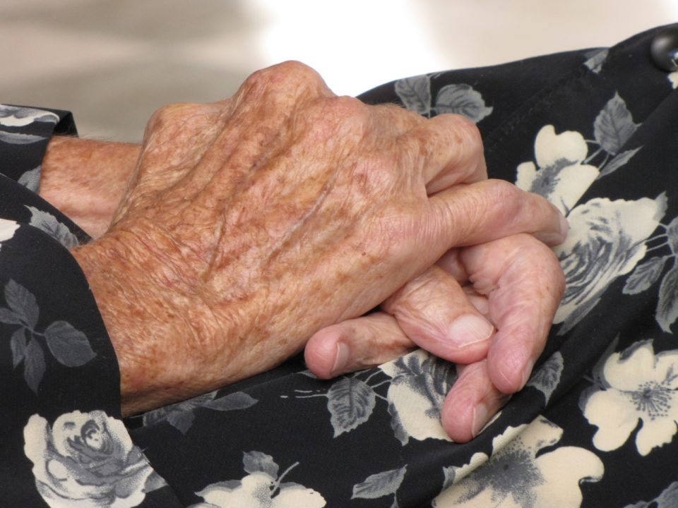 Entraron en la casa de una anciana para robarle y la tomaron de rehén