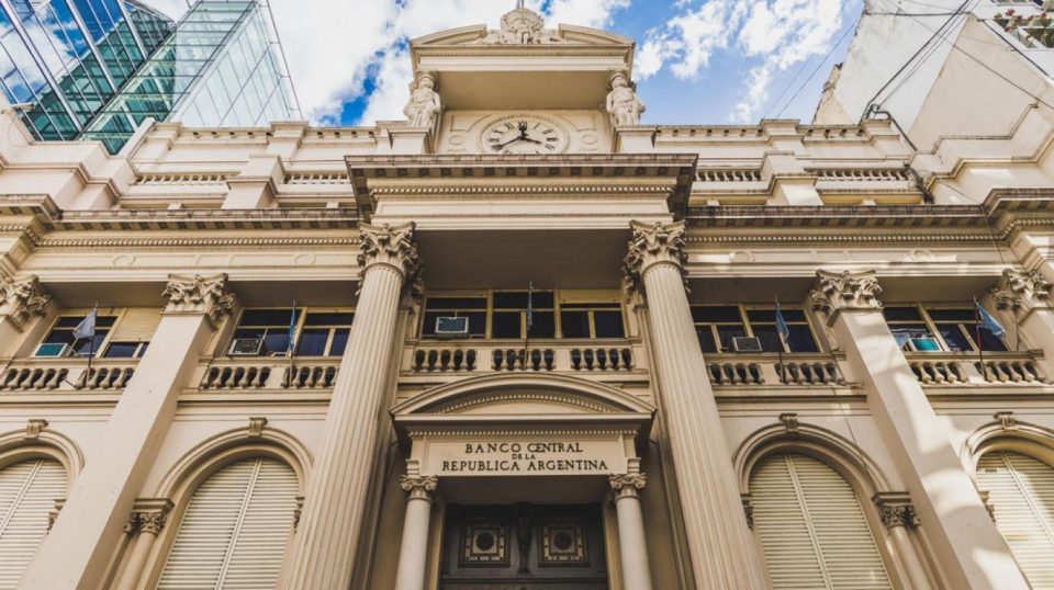 El Banco Central elevó la tasa mínima de plazos fijos ante la presión del dólar