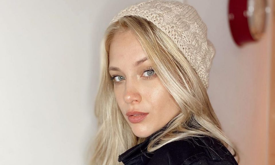 Mirada penetrante y cola de caballo, el simple y contundente look de Barbie Vélez