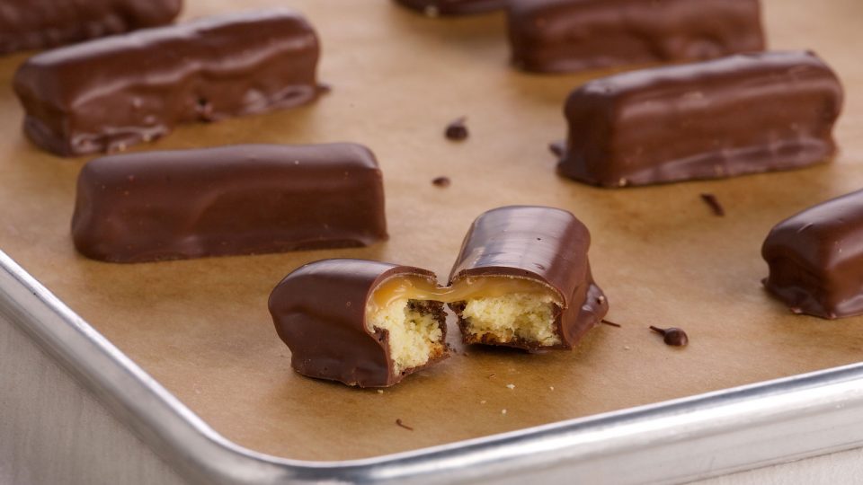 Barras de caramelo, leche condensada y chocolate: una bomba de placer lista en pocos minutos