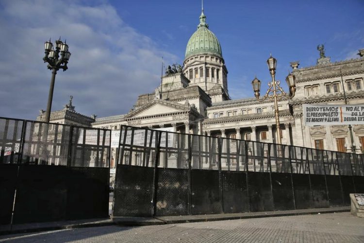 Cristina Kirchner le pidió a Diego Santilli que retiren las vallas del Congreso Nacional