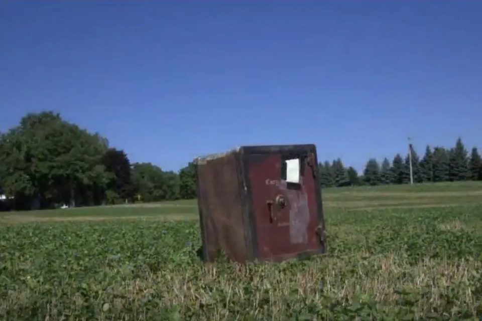 “Si la abrís, podés quedarte con lo que hay dentro”: encuentran una misteriosa caja fuerte