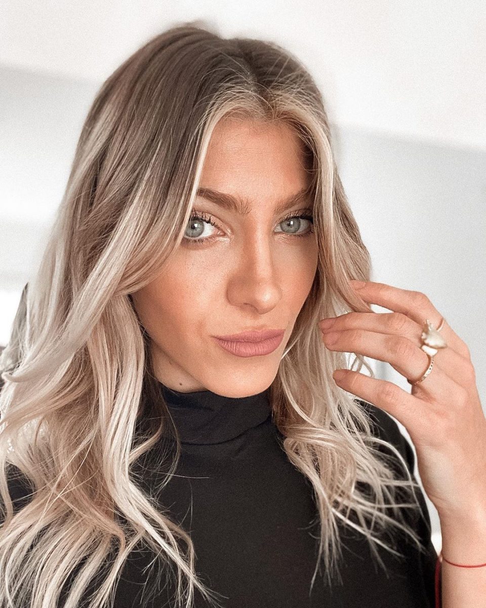 Cande Ruggeri lució una cómoda bata y dejó al descubierto su pierna