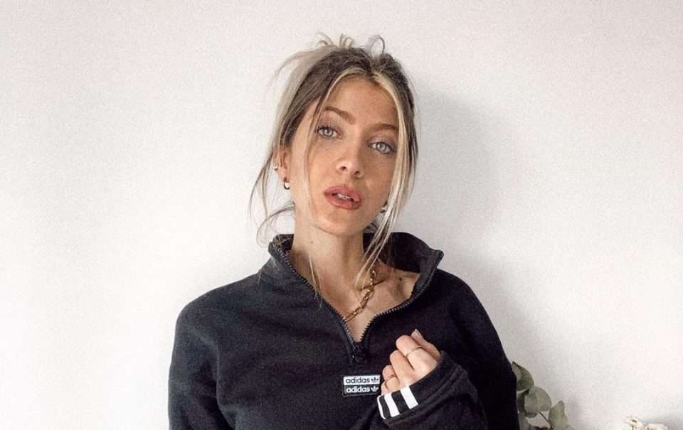 Cande Ruggeri recibió el finde largo con saco y lentejuelas