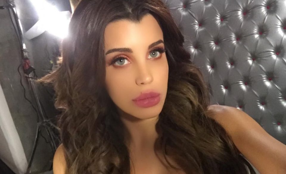 El sensual video de Charlotte Caniggia, con mini short y remera transparente