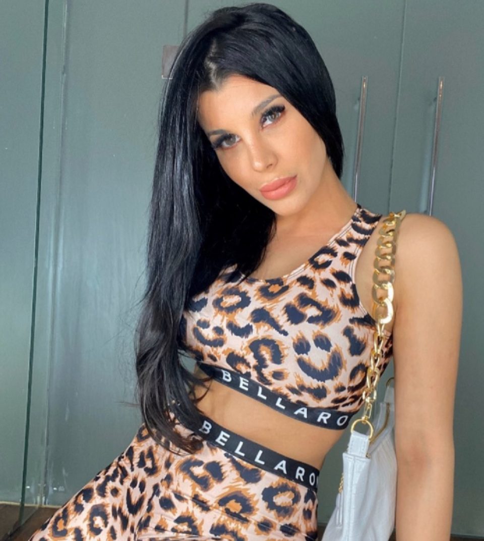 Charlotte Caniggia posó con un ajustado animal print y abdominales al descubierto