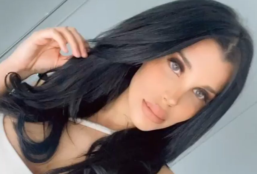 Desde la cama, Charlotte Caniggia lució un vestido ajustado y botas plateadas