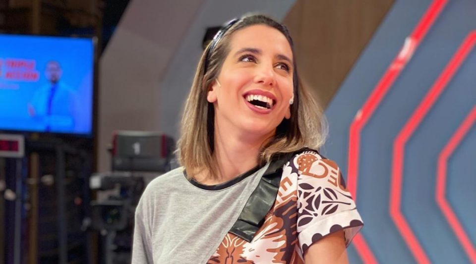 El look “empresarial” de Cinthia Fernández: saco blanco y blusa amarilla