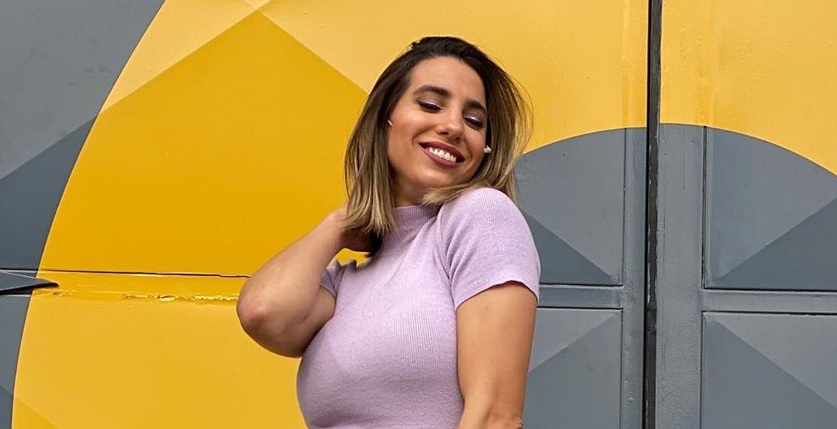 Con sonrisa radiante, Cinthia Fernández apostó por un mono gris ajustado