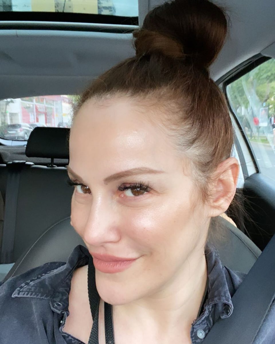 Connie Ansaldi arrancó la semana en topless y como barwoman: “La barra la manejo yo”