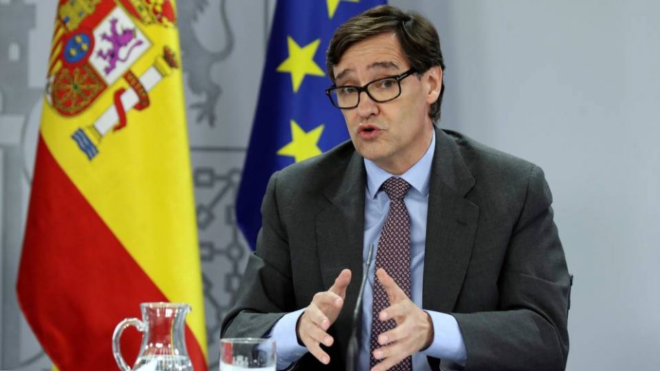 España prohíbe fumar en la calle y decreta el cierre de lugares de ocio nocturnos en todo el país