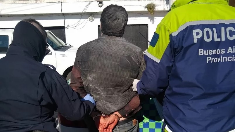 Acuchilló e intentó ahorcar a una mujer con una sábana: la hallaron con vida gracias a los vecinos