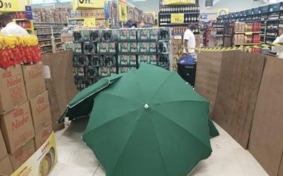 Murió en el supermercado y taparon el cuerpo con paraguas para no cerrar