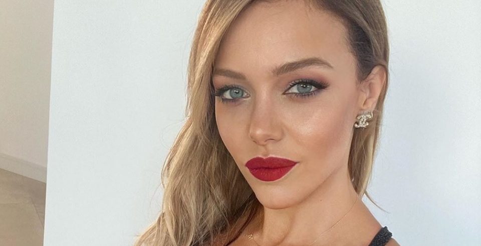 Labios carmesí y transparencias, la foto de Evangelina Anderson para recibir el finde