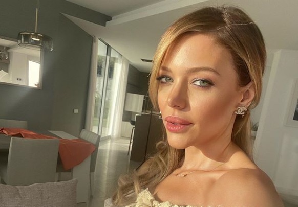 En enteriza rosa rococo, Evangelina Anderson deslumbró a todos con su figura
