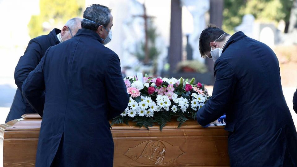 Velaban a su padre hasta que descubrieron que la funeraria confundió el cuerpo