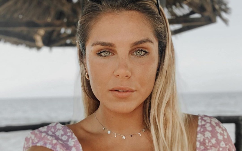 Ivana Icardi, con bikini y kimono blanco (desde las escaleras): “La magia de los nuevos comienzos”