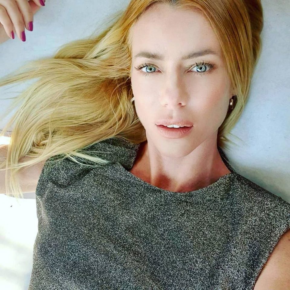 Rojo vivo y escote infinito: el jugadísimo (y regio) look de Nicole Neumann