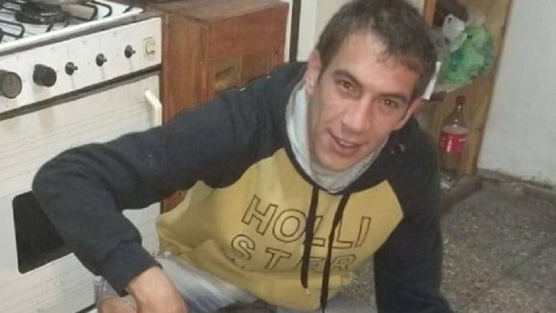 Un joven fue asesinado por la espalda por tres delincuentes tras resistirse al robo de su moto