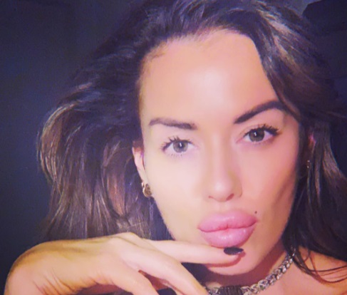 Topless con sombrero y jardinero roto, el look al límite de Karina Jelinek