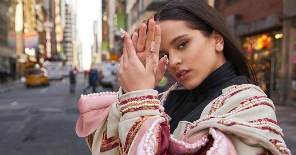 “Rubio caramelo”, el look al que se suma Rosalía