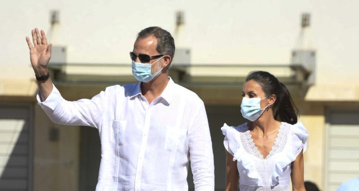 La reina Letizia se paseó por España con un romántico look en total blanco