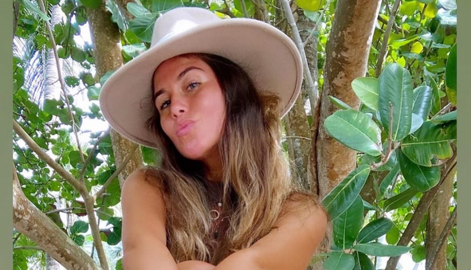 El look monocromático de Loly Antoniale para su clase de gimnasia