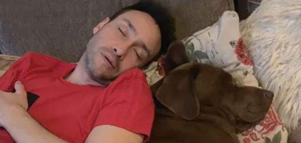 “Mini siestas”: Luciano Pereyra durmió junto a su perro “Poncho” y enterneció a sus fanáticos