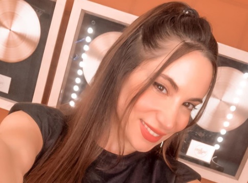En top y calzas, Magui Bravi parodió situaciones de la cuarentena