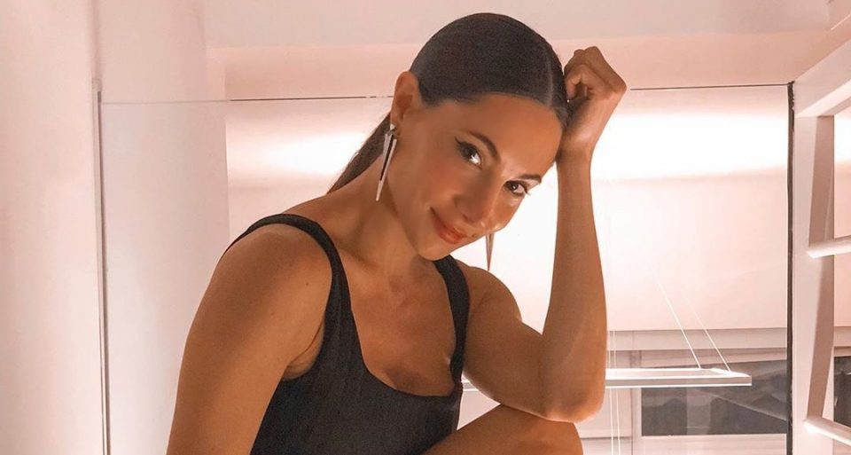 Jean y croptop de cuello alto: el outfit de Magui Bravi para palpitar la primavera