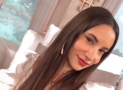 Magui Bravi posó en top blanco y lució su pelo súper largo