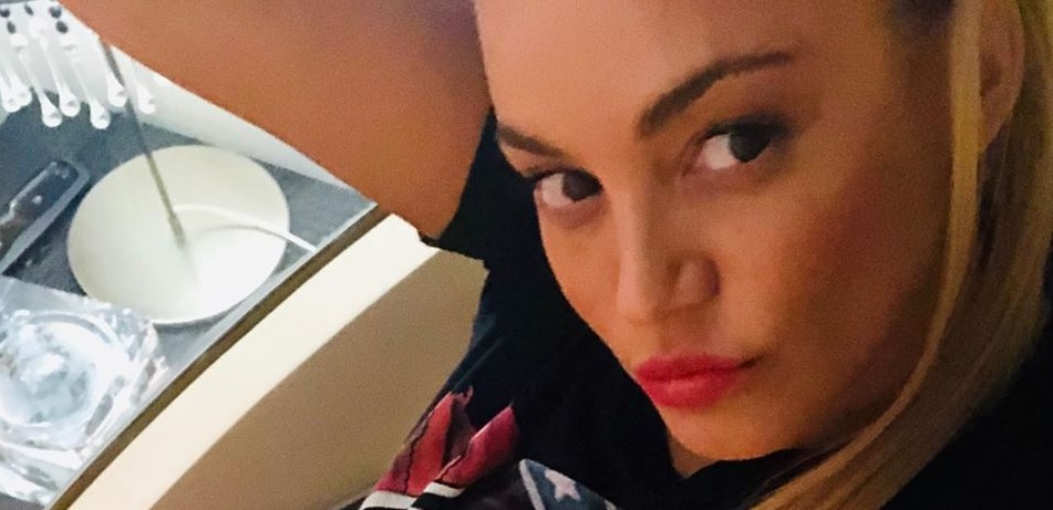 María Eugenia Ritó posó sensual recostada y frente a cámara (con los labios rojos)