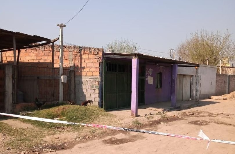 Se peleó con sus vecinos, les disparó y mató a su hija de dos años