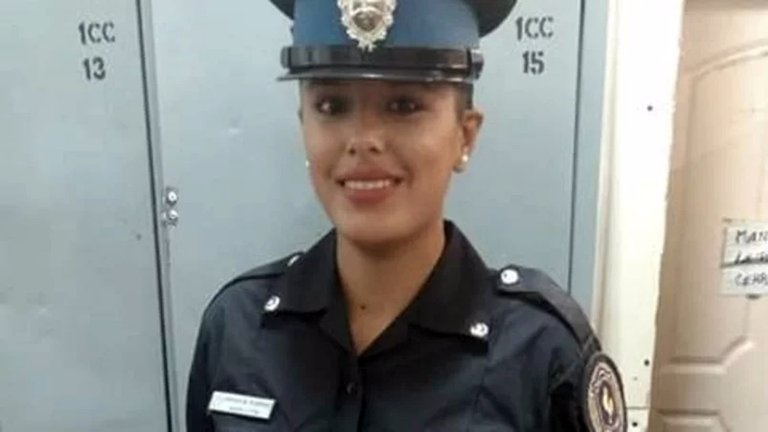 El prófugo por el crimen de Micaela Romero publicó una foto vestido de policía