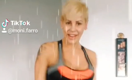 Mónica Farro imitó a la perfección una recordada escena de Flashdance “bajo la lluvia”
