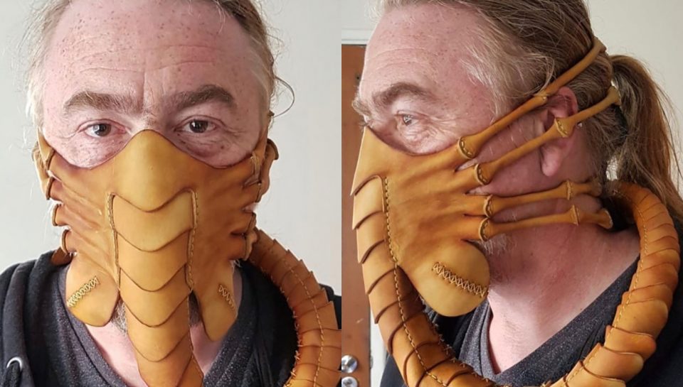Un artista creó una máscara de cuero para protegerse del coronavirus